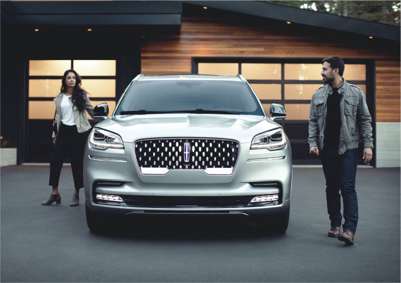 The sparkling grille of the 2023 Lincoln Aviator® Grand Touring model | Dave Sinclair Lincoln St. Peters in Saint Peters MO