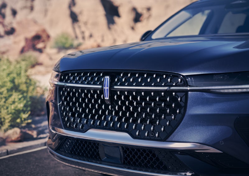 The stylish grille of a 2024 Lincoln Nautilus® SUV sparkles in the sunlight. | Dave Sinclair Lincoln St. Peters in Saint Peters MO